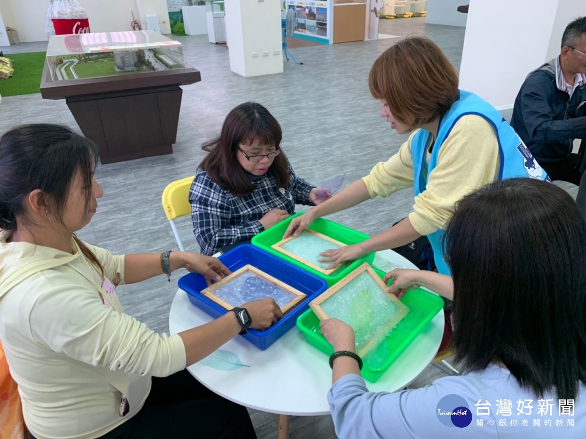 以再生紙漿DIY方式,加強宣導永續再生的觀念。