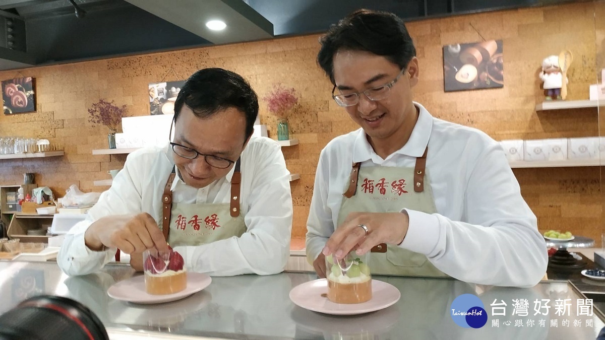 朱立倫與柯呈坊二人化身蛋糕師傅，用當令的台灣水果DIY該店的招牌「水果黃金蛋糕」。