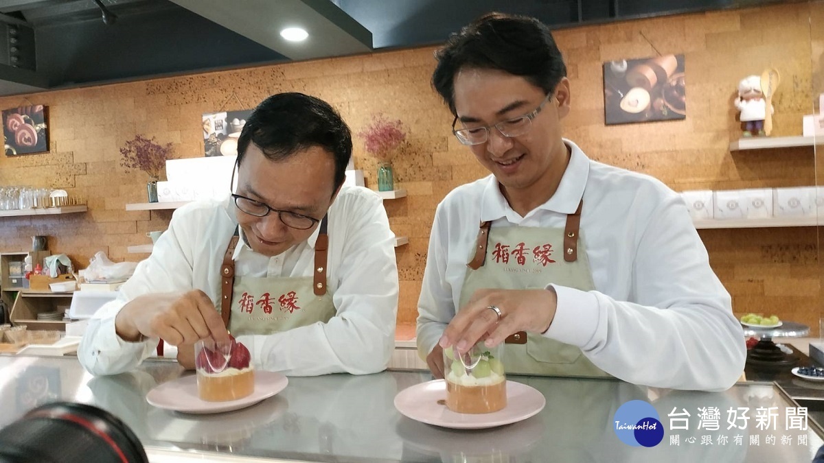 朱立倫與柯呈坊二人化身蛋糕師傅,用當令的台灣水果DIY該店的招牌「水果黃金蛋糕」。