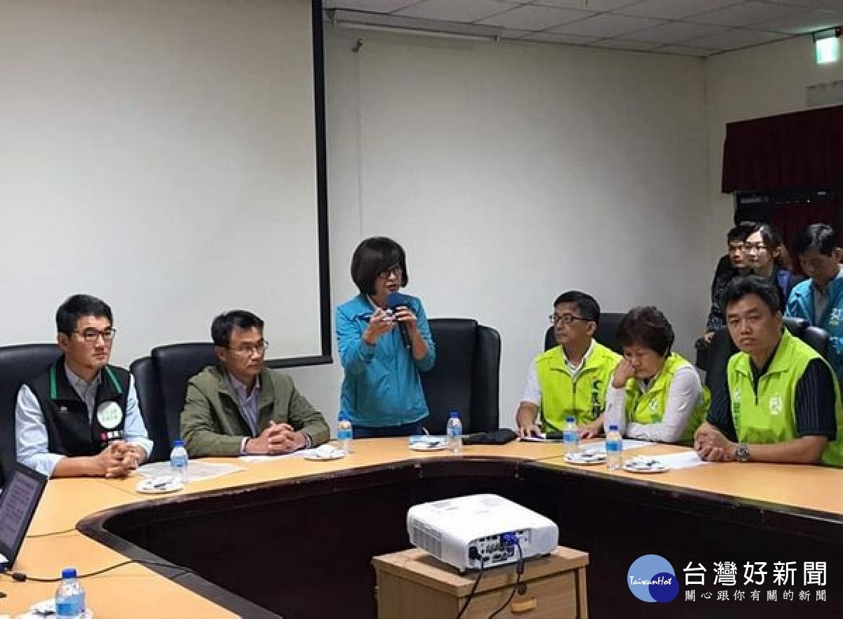 立委蘇治芬、劉建國與農委會主委陳吉仲向農民說明政府並未開放花生進口，切勿聽信謠傳，亦譴責有心人士散佈假消息，嚴重打擊農業、傷害農民的不法行為。