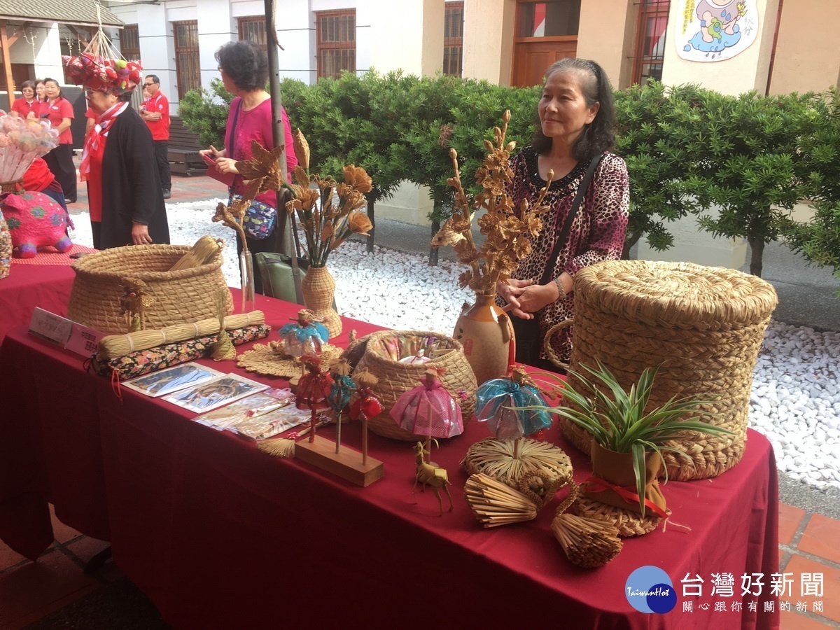 會場有農事家政四健會幸福農村卓越農業推廣成果展。（記者扶小萍攝）