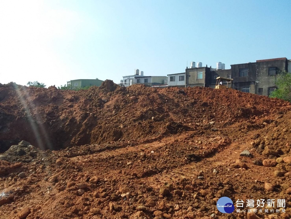 楊梅區富岡里新明街171號對面空地,遭傾倒廢土情形。圖/市議員涂權吉提供