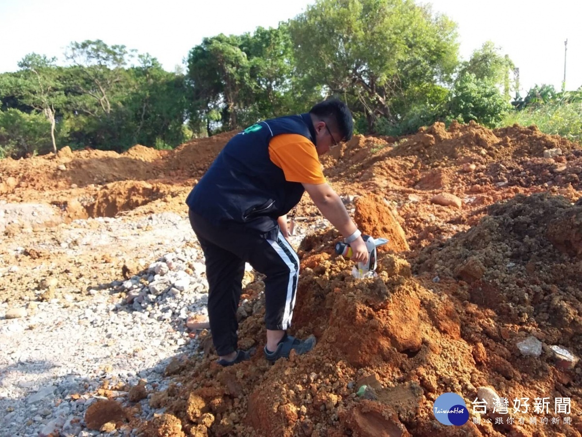 楊梅區富岡里新明街171號對面空地，遭傾倒廢土情形。圖／市議員涂權吉提供