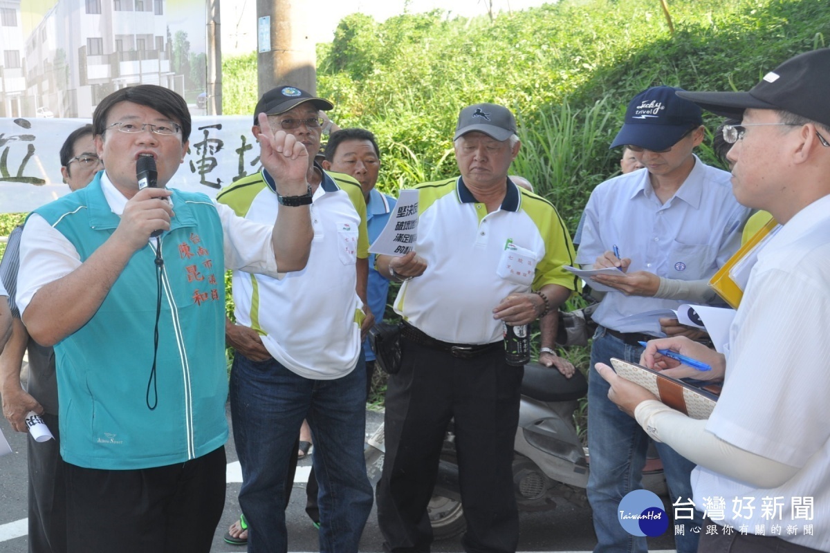 陳昆和市議員力挺抗爭民眾。