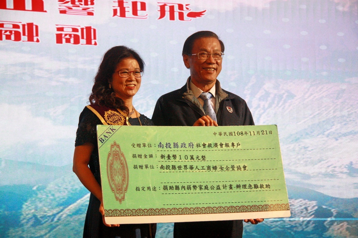 徐分會長代表捐出10萬元予南投縣府。（記者扶小萍攝）