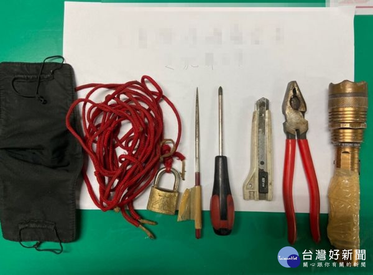 北辰所員警積極偵破多起電纜線竊盜案件,有效打擊犯罪,分局長王立德立即頒發功勞茶鼓勵破案有功人員,由所長楊宗勳、副所長吳鎮尼及警員黃俊賢代表受獎。