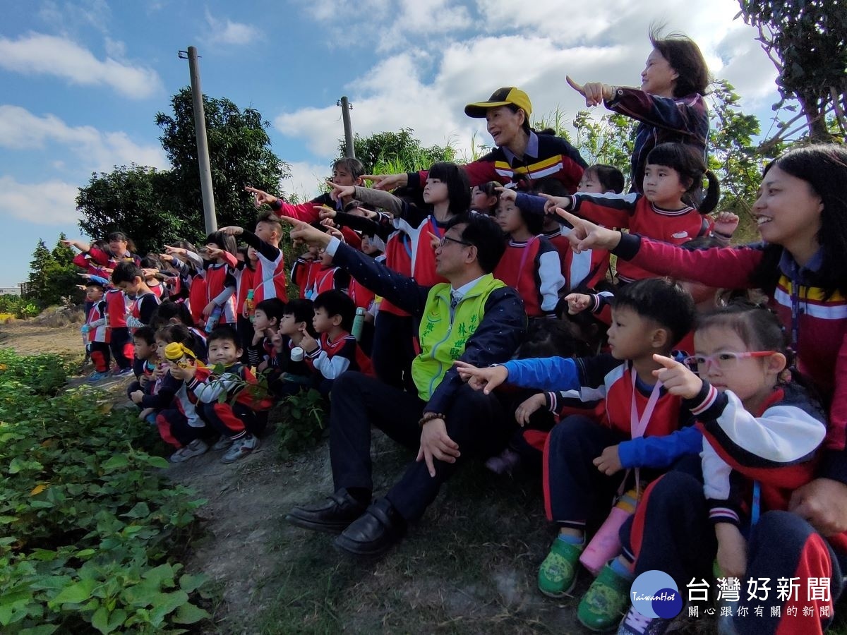 彰化市長林世賢到場和小朋友親切互動。圖/記者鄧富珍攝
