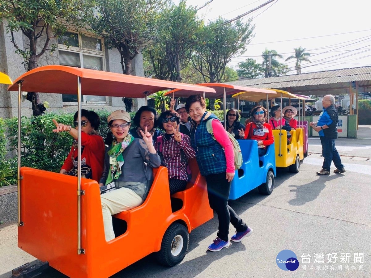 松年大學學員月眉糖廠搭小火車。