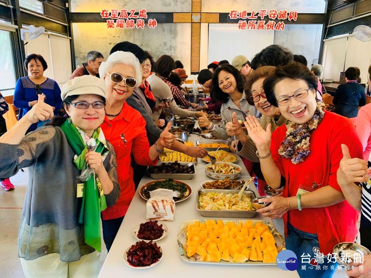 松年大學學員在神岡教會享用中餐自助式料理。