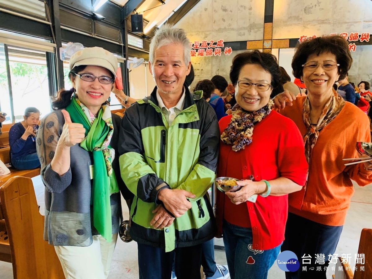 松年大學拜訪神岡教會。(左一、切膚之愛基金會執行長詹麗珠博士,左二、楊禎禕牧師,左三、班長李妙吟