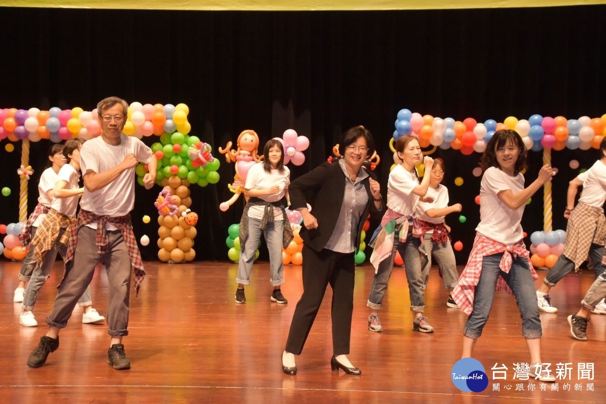 縣長王惠美與衛生局長葉彥伯與現場志工們一起大跳健康舞，展現出彰化衛生保健志工的熱情與活力。
