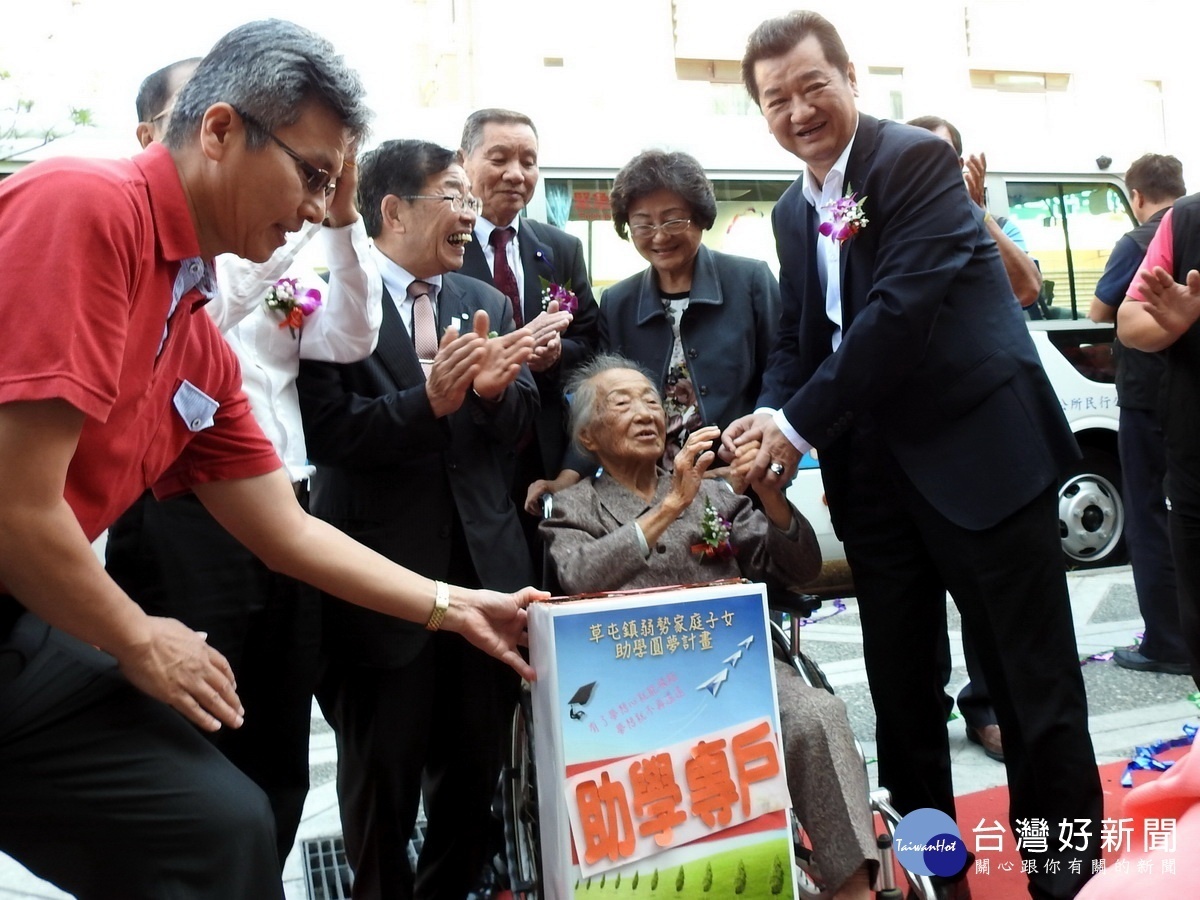 103歲老太太回捐紅包予弱勢學子。（縣府提供）