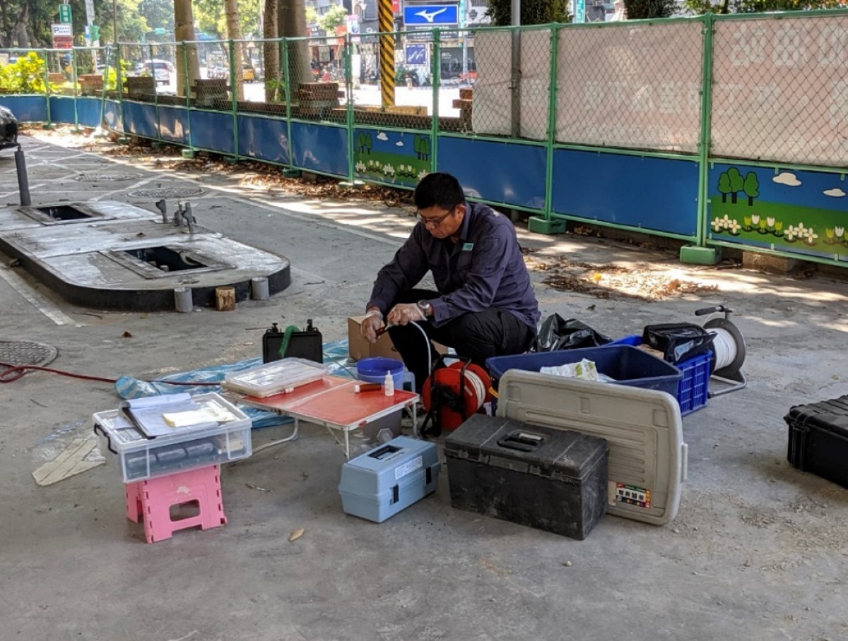北市府環保局指出,中油建北站經該局與會同行政院環境保護署執行污染查證,檢測結果顯示土壤及地下水中污染物「總石油碳氫化合物」、「甲基第三丁基醚」及「苯」濃度已超過管制標準,該局將依法公告該站土地為土壤及地下水污染控制場址,並處新台幣10萬元罰鍰,勒令中油負起污染改善整治責任。(圖/台北市府環保局)
