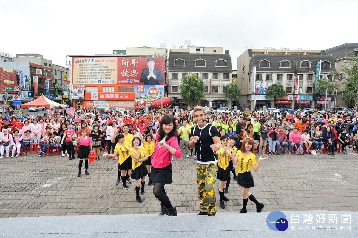 亞洲有氧天王-潘若迪在『2019 JUST DANCE舞力全開』活動中,與八德區大同社區發展協會理事長吳淑惠一起帶動全場。