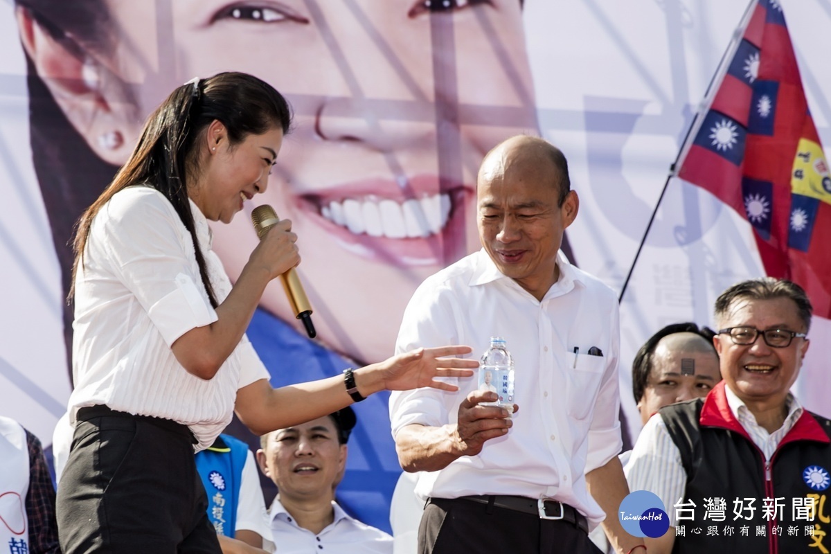 許淑華說到變聲，韓國瑜親切遞上水。