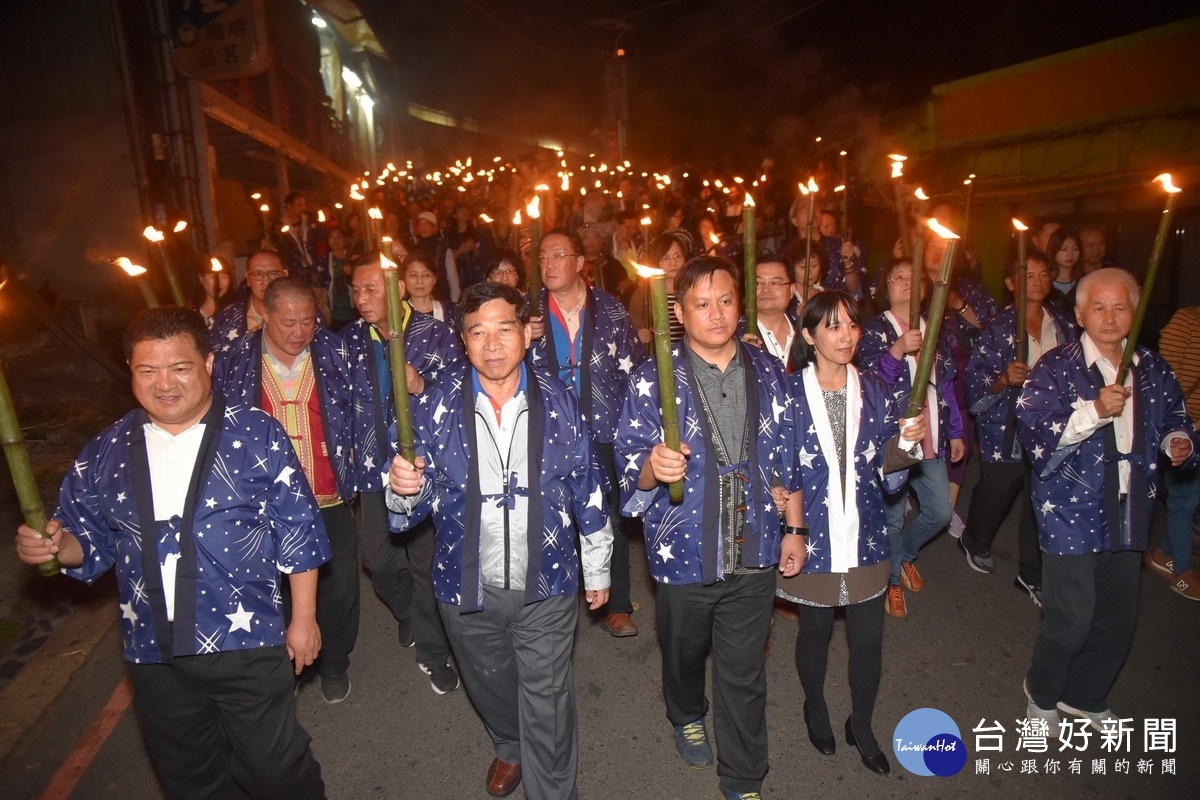 身著浴衣、手持火把踩街活動。