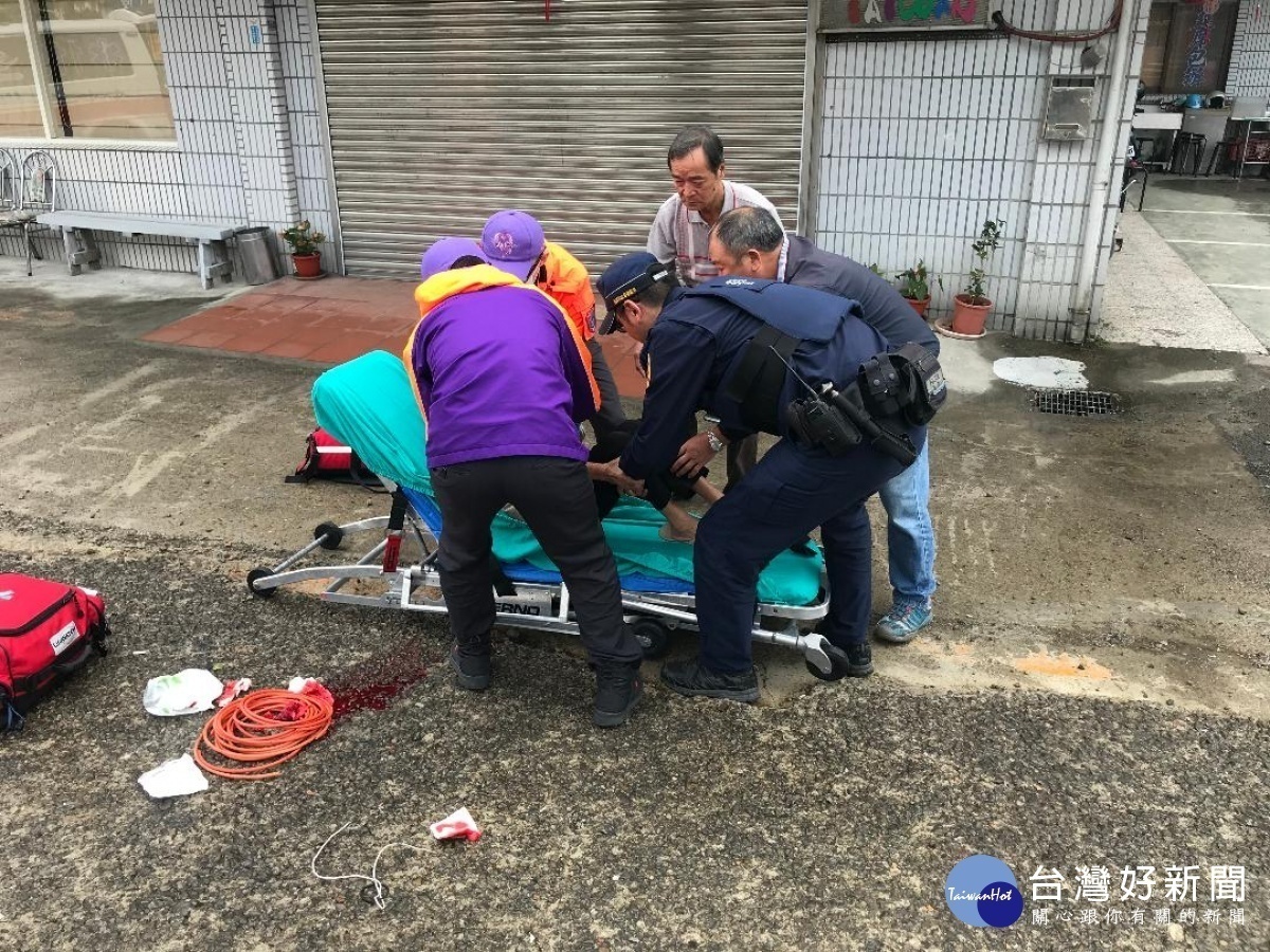 年邁老嫗躺臥路旁血泊中，龍潭巡警即刻救援。