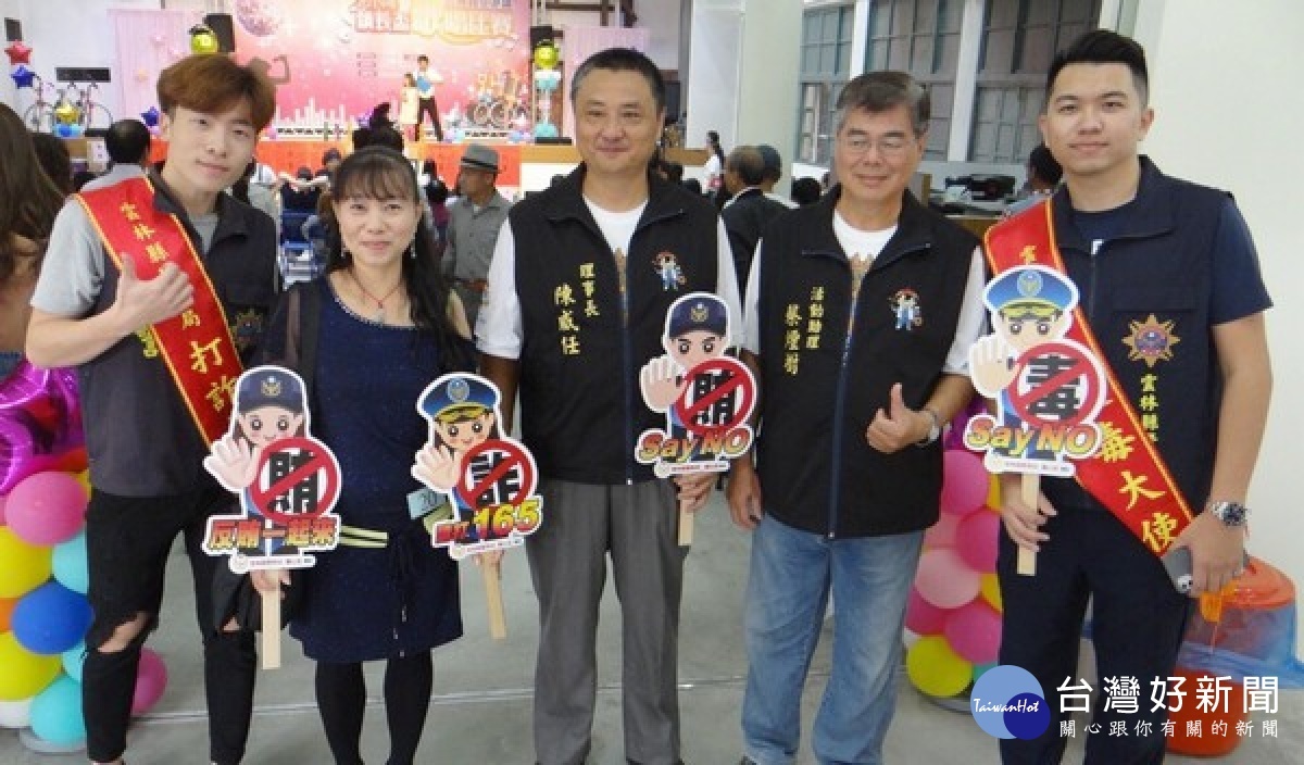北港警方結合歌唱比賽活動設置行動櫃台受理相關警政諮詢,讓民眾在歡樂氣氛中,獲得犯罪預防的常識。