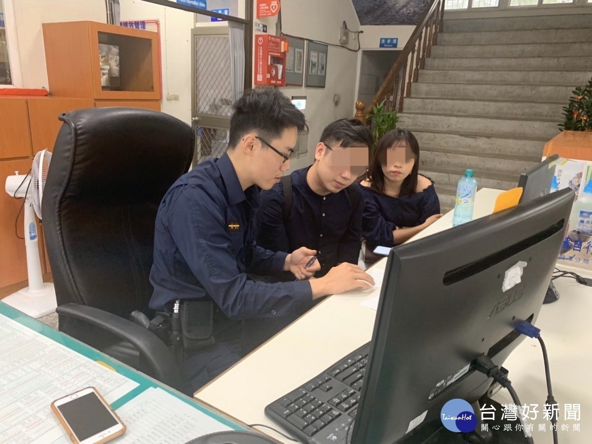 香港籍旅客遺失護照及手機，龍潭警分局中興派出所調閱監視器循跡細心找回。