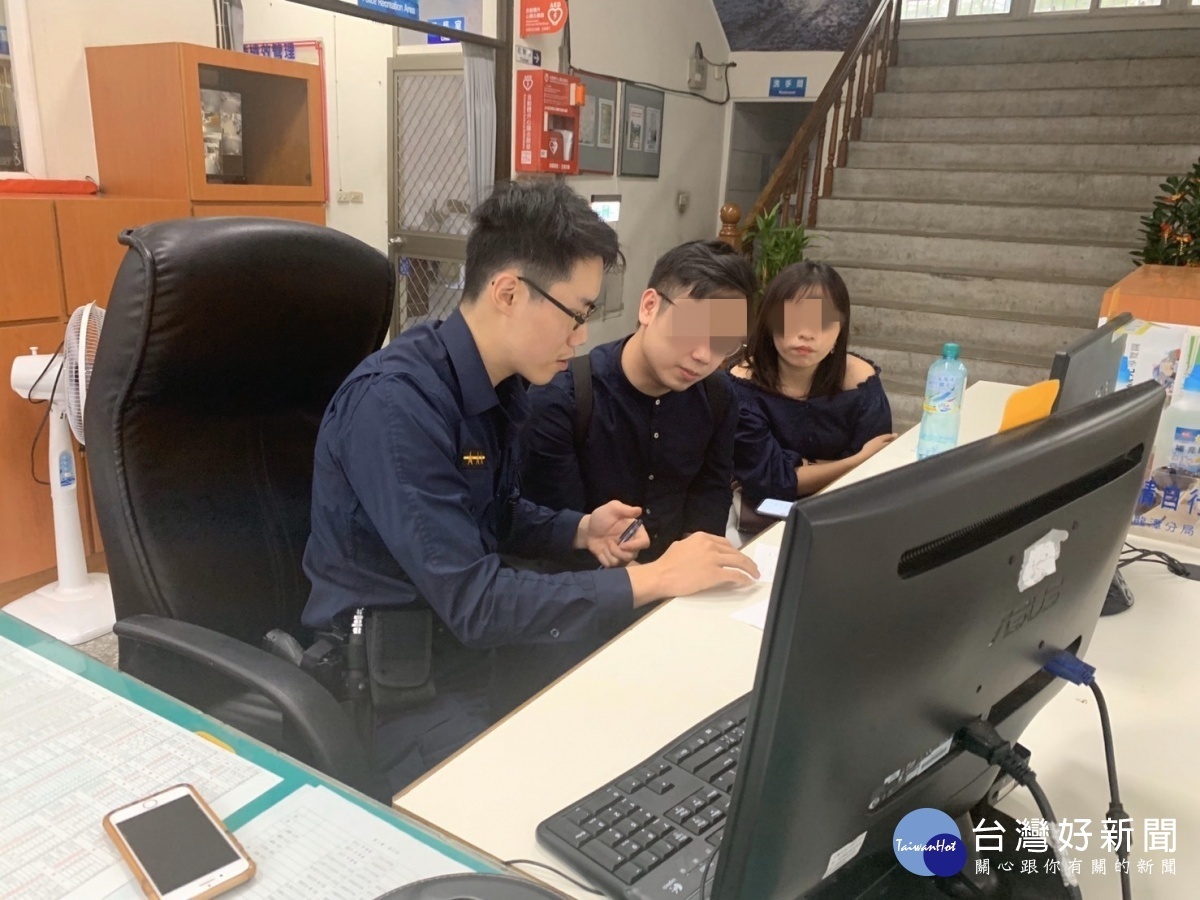 香港籍旅客遺失護照及手機,龍潭警分局中興派出所調閱監視器循跡細心找回。