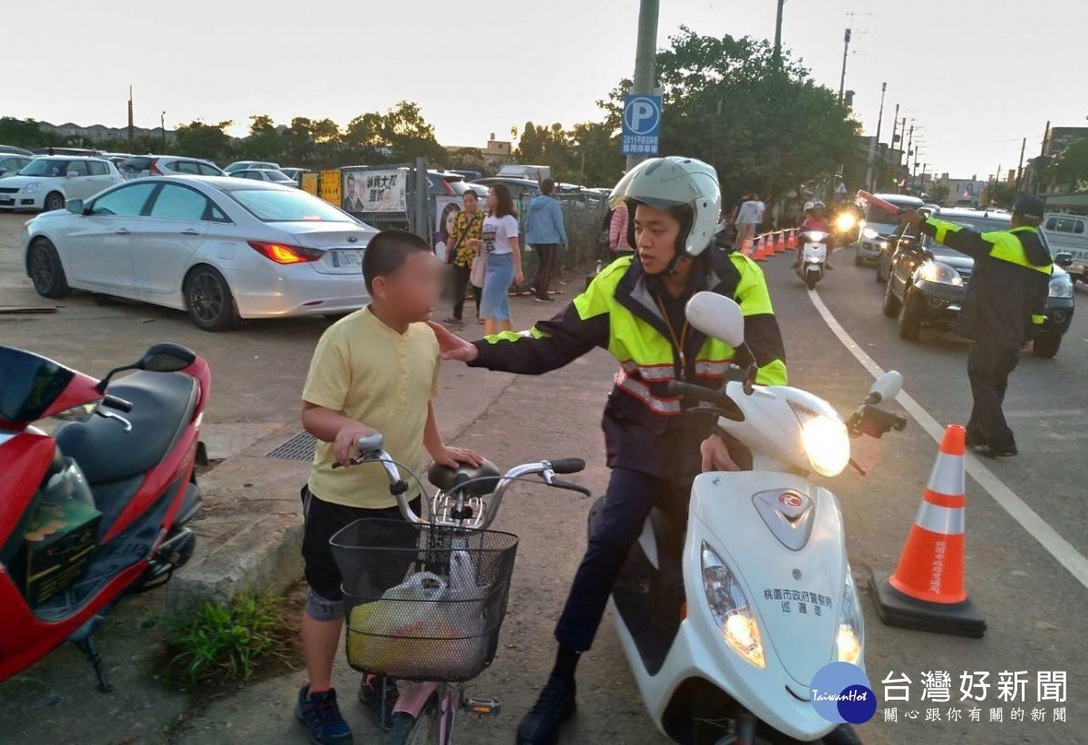 跟祖母逛花彩節卻走失,建安派出所員警護童平安返家。