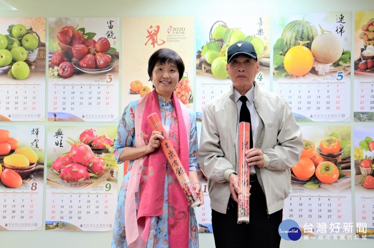 北區國稅局王局長綉忠與排隊搶得頭香民眾林豐彬先生合影