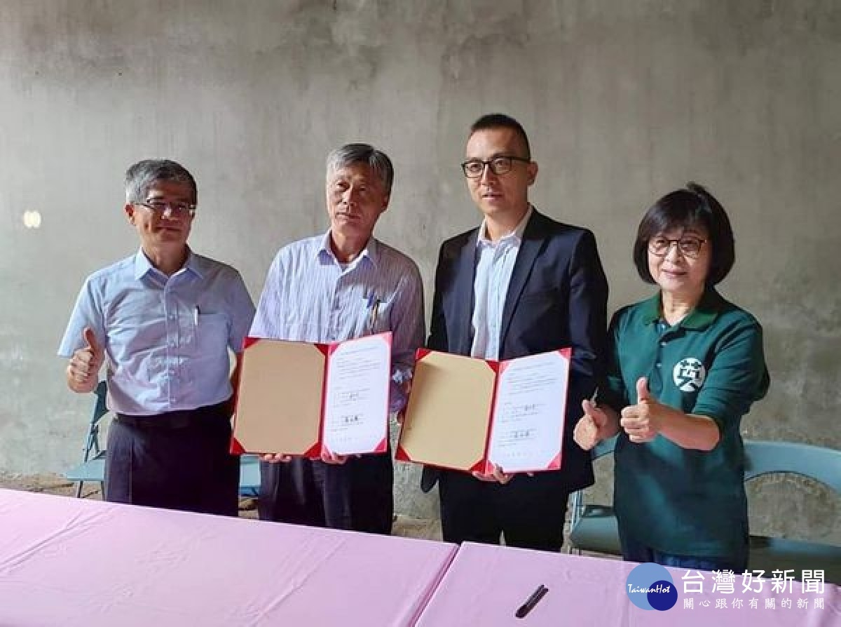 立委蘇治芬邀請in98蔡政宏執行長、台糖陳立人副總經理等，參觀虎尾糖廠廢棄倉庫並簽訂備忘錄，以駁二特區的成功經驗，打造虎尾文創專區。