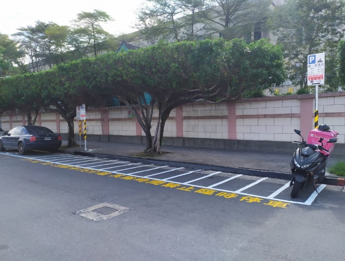 北市府停車管理工程處在博愛特區北一女中旁邊,試辦16格僅能臨停15分鐘的限時機車停車格,以解決餐飲外送、家長接送的停車問題。(圖/台北市停車管理工程處)
