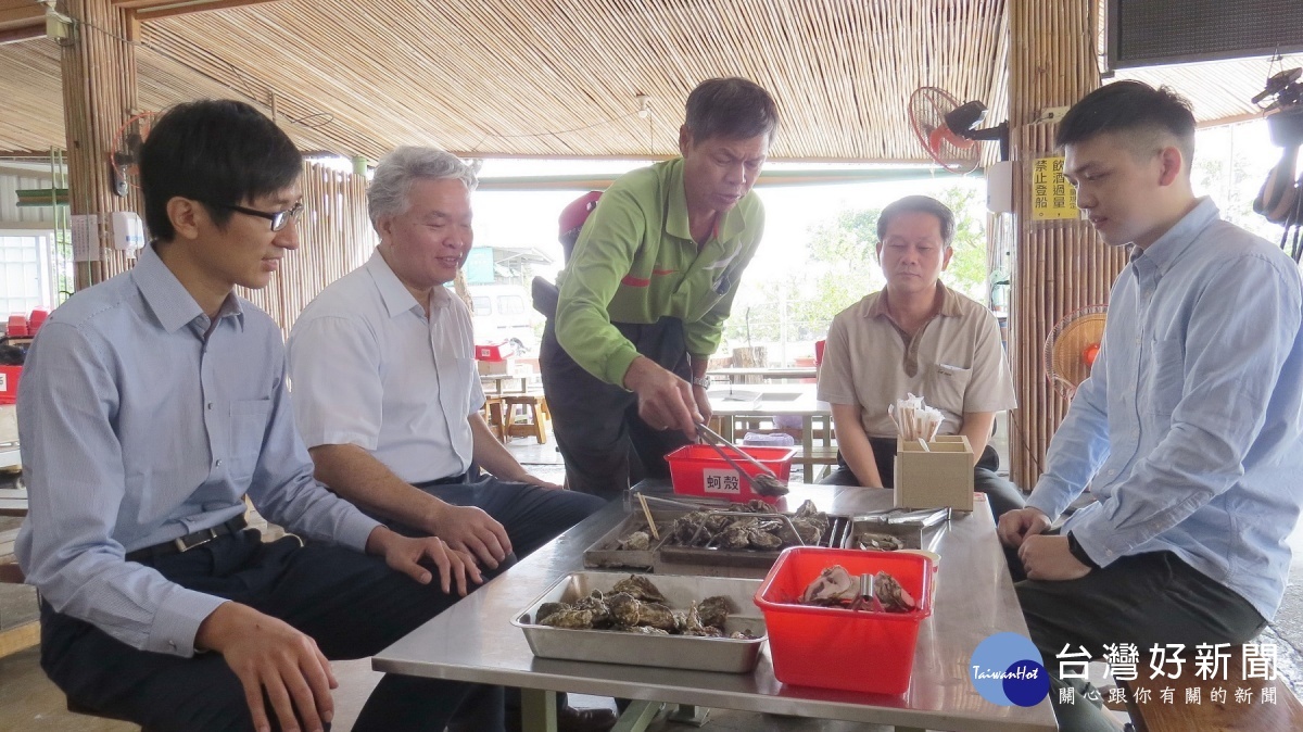 七股區龍海號負責人林明德示範烤蚵。