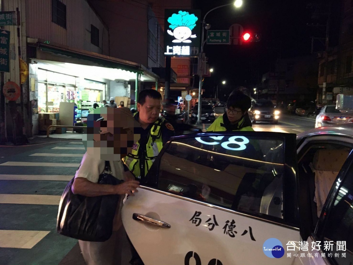 天寒年邁老婦跌到受傷,八德暖警熱心救援。