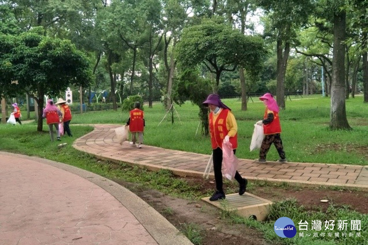 龍岡里志工朋友們共同進行龍岡森林環保公園維護。