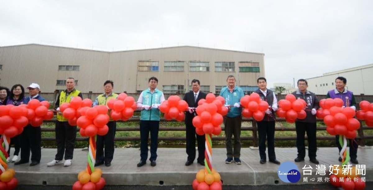 市長與貴賓一同剪綵