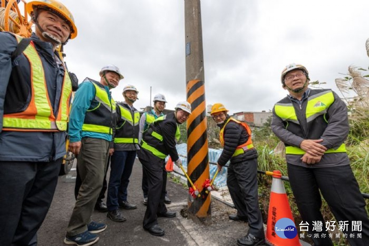 市長與貴賓啟動電線桿拔除作業