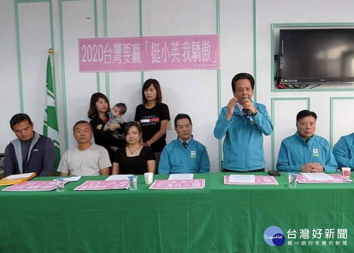 民進黨雲林縣黨部邀請基層支持民眾召開「挺小英、我驕傲」記者會，呼籲2020大選關係著台灣未來，他們要大聲說「挺小英 我驕傲」。