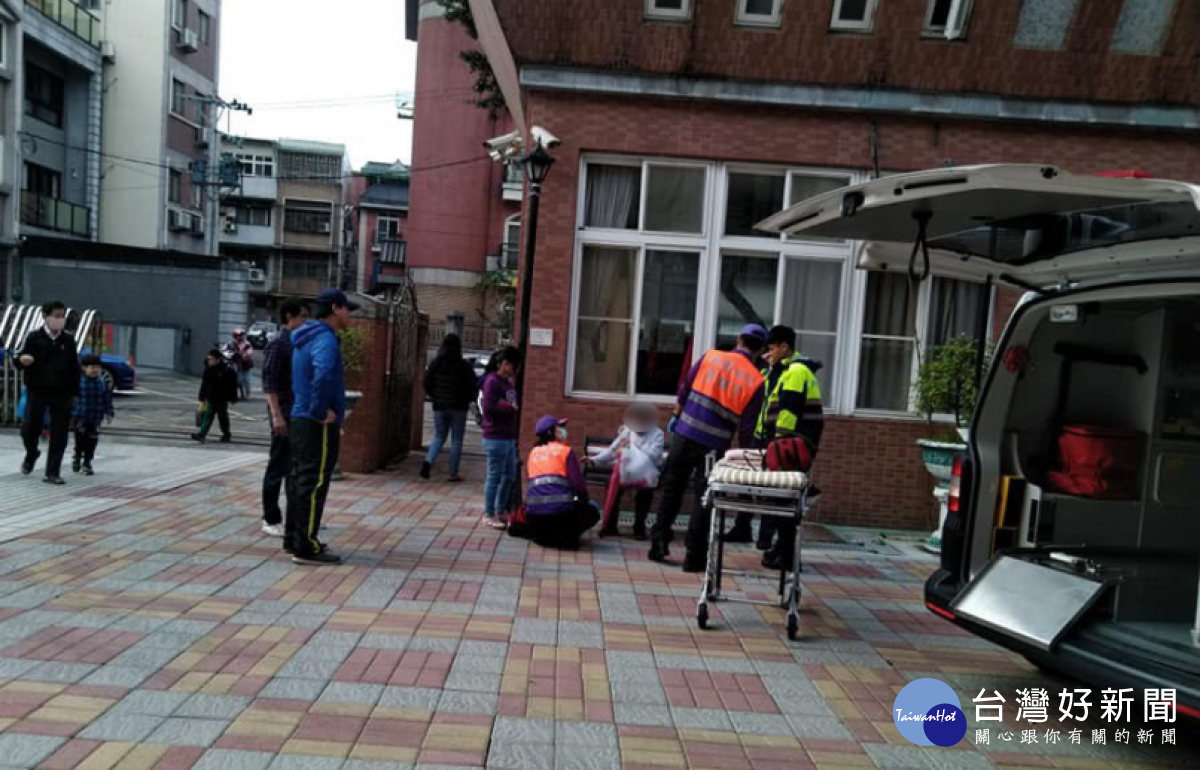 阿嬤腿部受傷,暖警一路護送回家。
