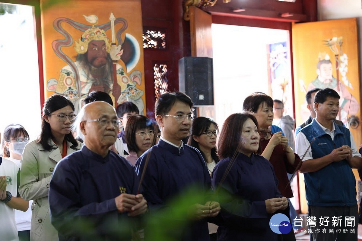 陳江海校長等人上香主祭。