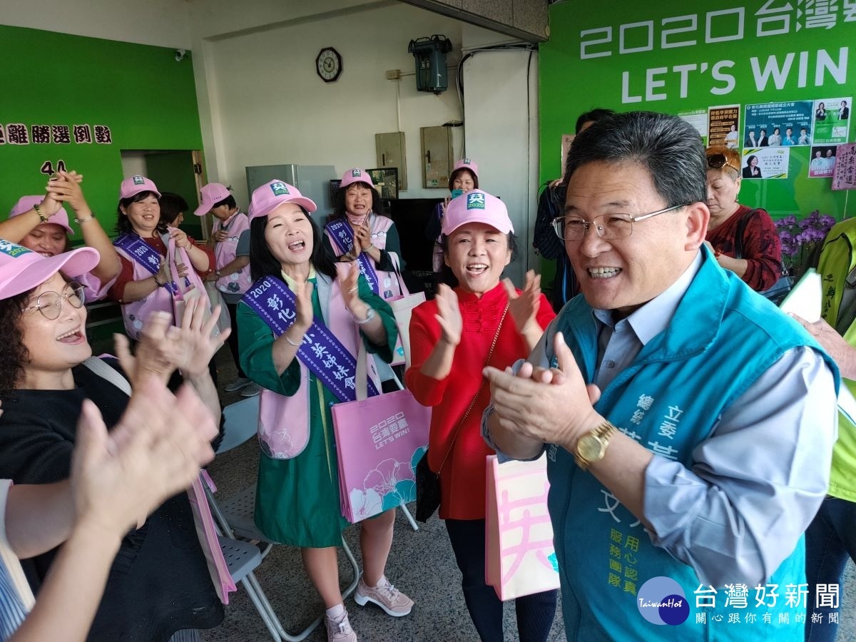 小英姊妹高唱生日快樂歌為主委邱建富慶生。圖/記者鄧富珍攝
