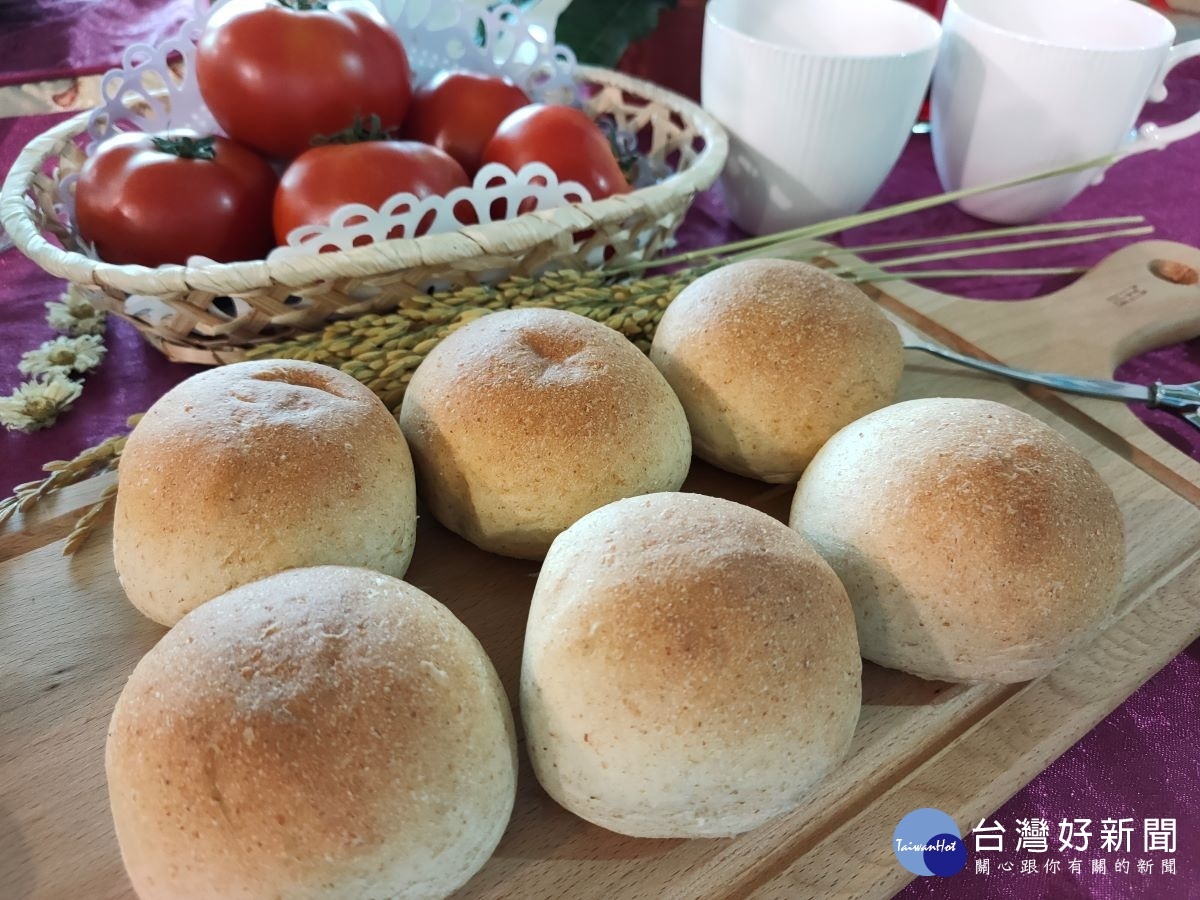 竹塘鄉農會研發的飄香糙纖餐包。圖/記者鄧富珍攝
