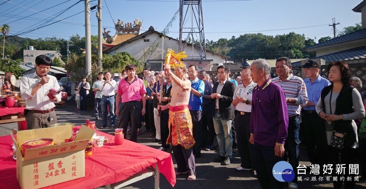 集集鎮隘寮活動中心整修落成啟用，貴賓們一起上香祈福。〈記者吳素珍攝〉