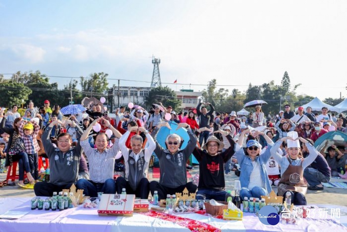 「2019桃園仙草花節」進入第二周「瘋狂饗宴」主題,30日下午舉辦「瘋狂下午茶」野餐活動。