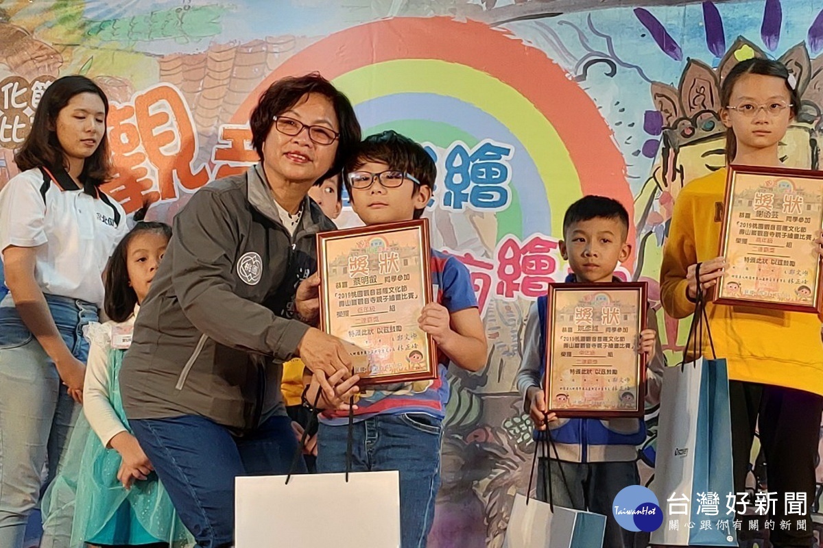 桃園市政府民政局長湯蕙禎頒發親子繪畫比賽得獎者獎狀。