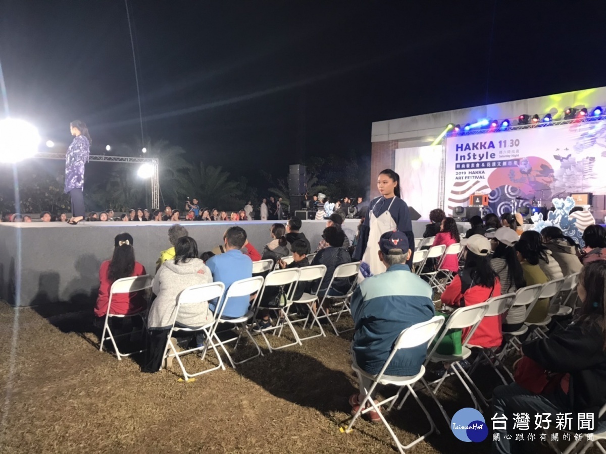 客家事務局首度推出客家HAKKA In Style時尚發表會,深受年輕人喜愛,現場座無虛席、人潮滿滿。
