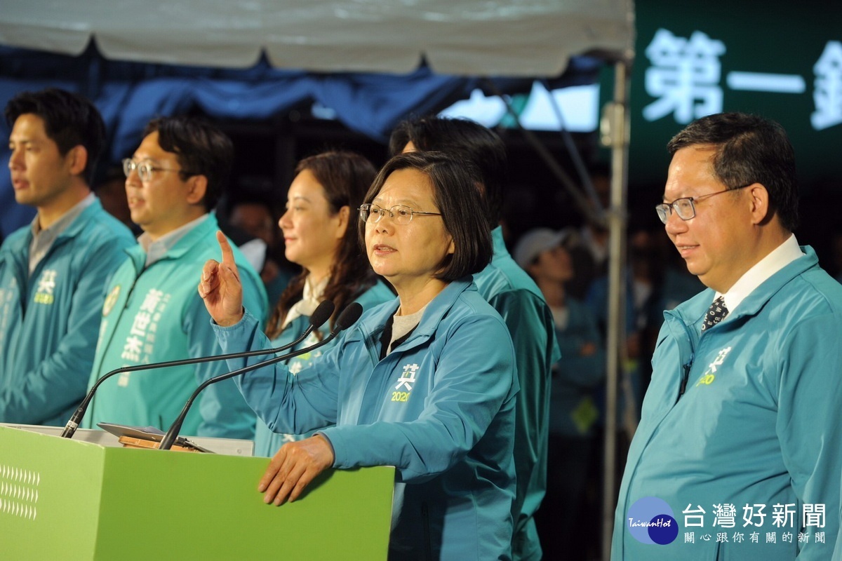 蔡英文總統在桃園市競選總部成立大會中向支持者信心喊話。