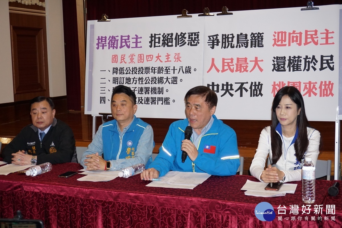 國民黨副主席郝龍斌於「爭脫鳥籠、迎向民主」記者會中,宣誓「捍衛還權於民、拒絕鳥籠假民主」的決心。
