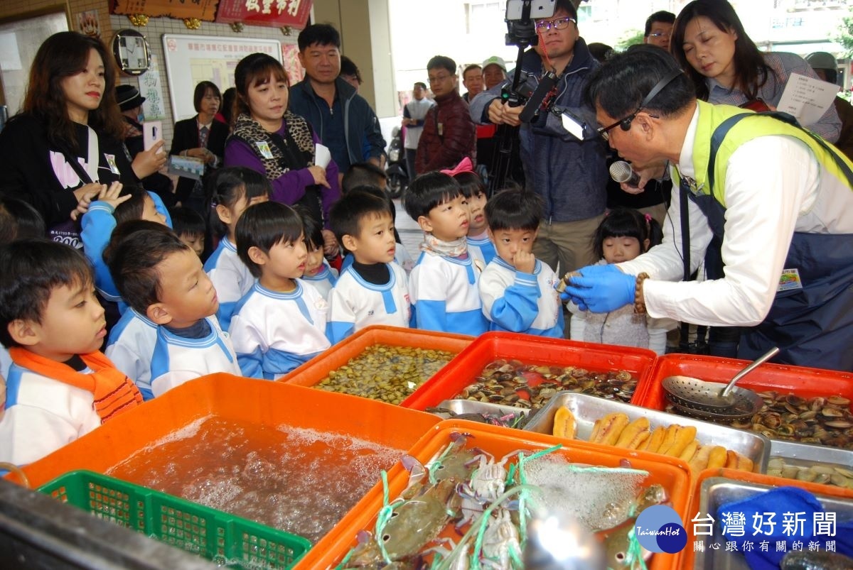 林世賢市長在華陽市場直播並教導小朋友如何辨識海產與其新鮮度(全)