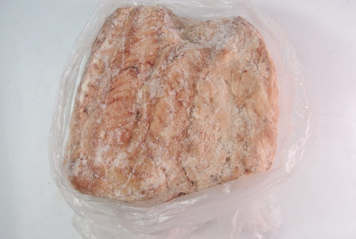 衛福部食藥署3日公布最新一批邊境查驗不合格名單,東和食品進口自中國一批的凍煮條鰹魚肉,因被檢出大腸桿菌超標,有多達24公噸的貨品被食藥署退運或銷毀,未流入至市面上。(圖/衛福部食藥署)