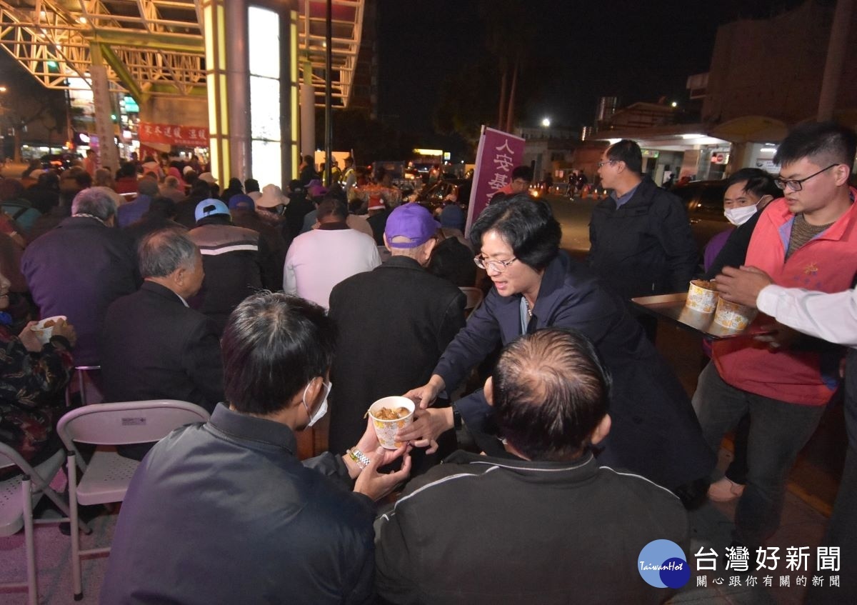 彰化縣政府低溫關懷,縣長王惠美親自發放熱食給街友。