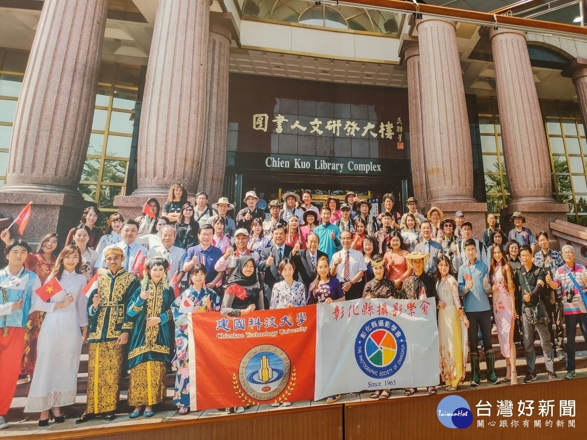 建國科大外籍生月曆發行,作品與校園之美完美結合。圖/記者鄧富珍攝