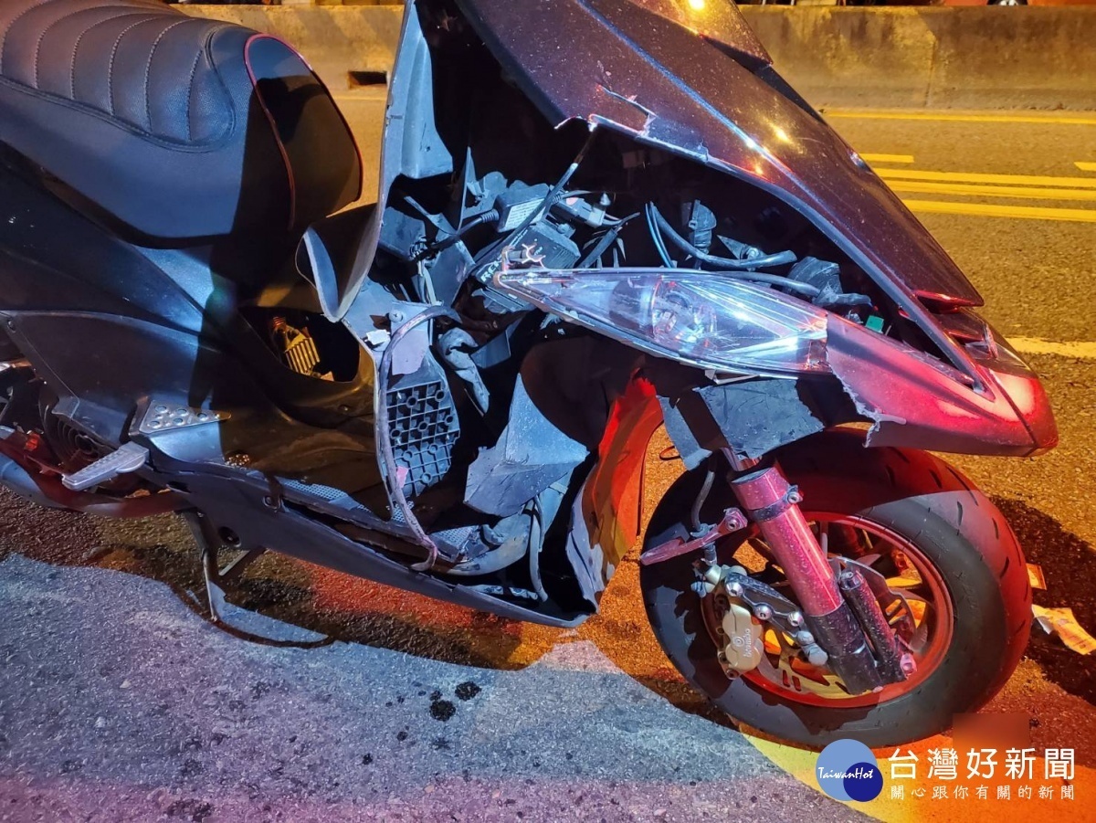 李姓男子為閃避地上散落物而剎車不及摔傷。