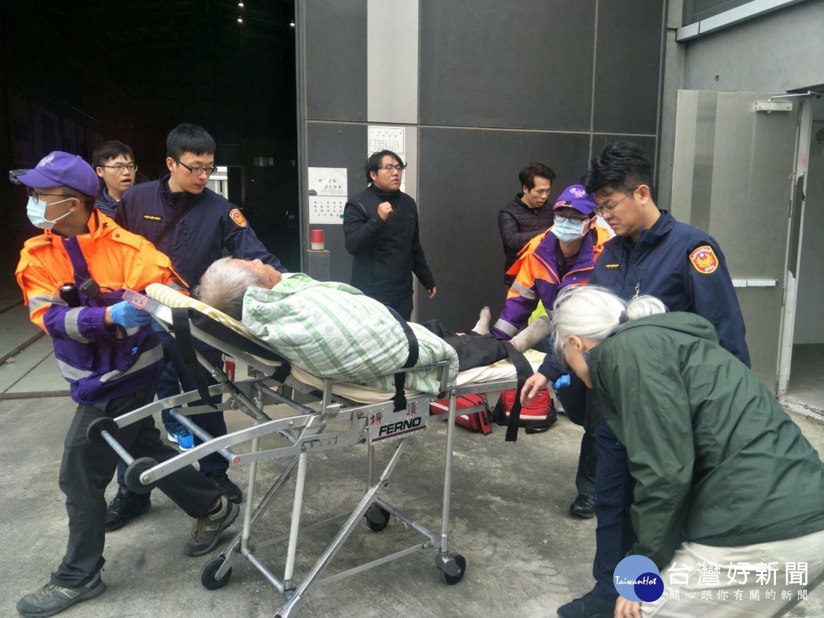 警方赫然發現曾姓老翁躺在樓梯間，員警立刻通報消防隊請救護人員緊急將曾翁送往醫院檢查，結束63小時驚魂記。